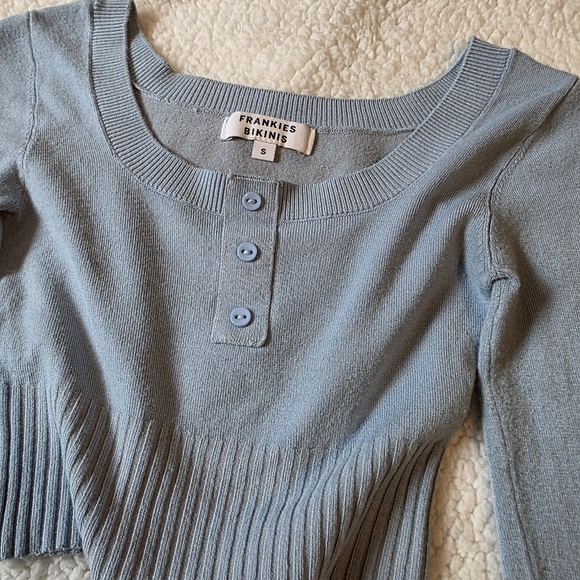 Frankies Bikinis blue long sleeve cloud knit crop top with button detail - Picture 2 of 5